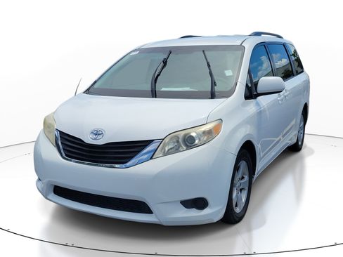 Used 2012 Toyota Sienna LE FWD image 3