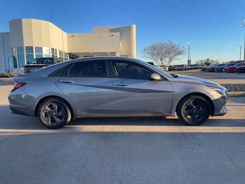 Used 2023 Hyundai Elantra SEL image 2