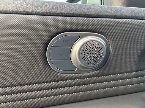 Used 2025 Hyundai Elantra Limited image 24