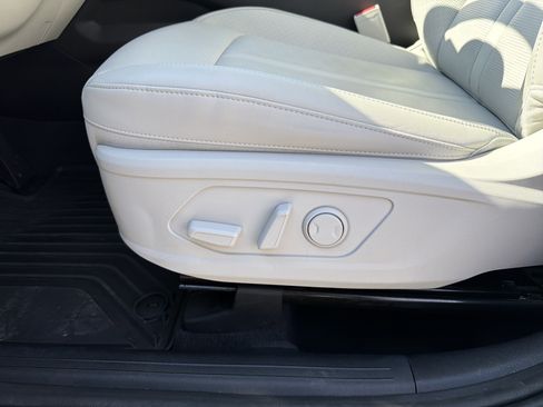 Used 2025 Kia Sorento EX w/ Panoramic Sunroof Package image 11