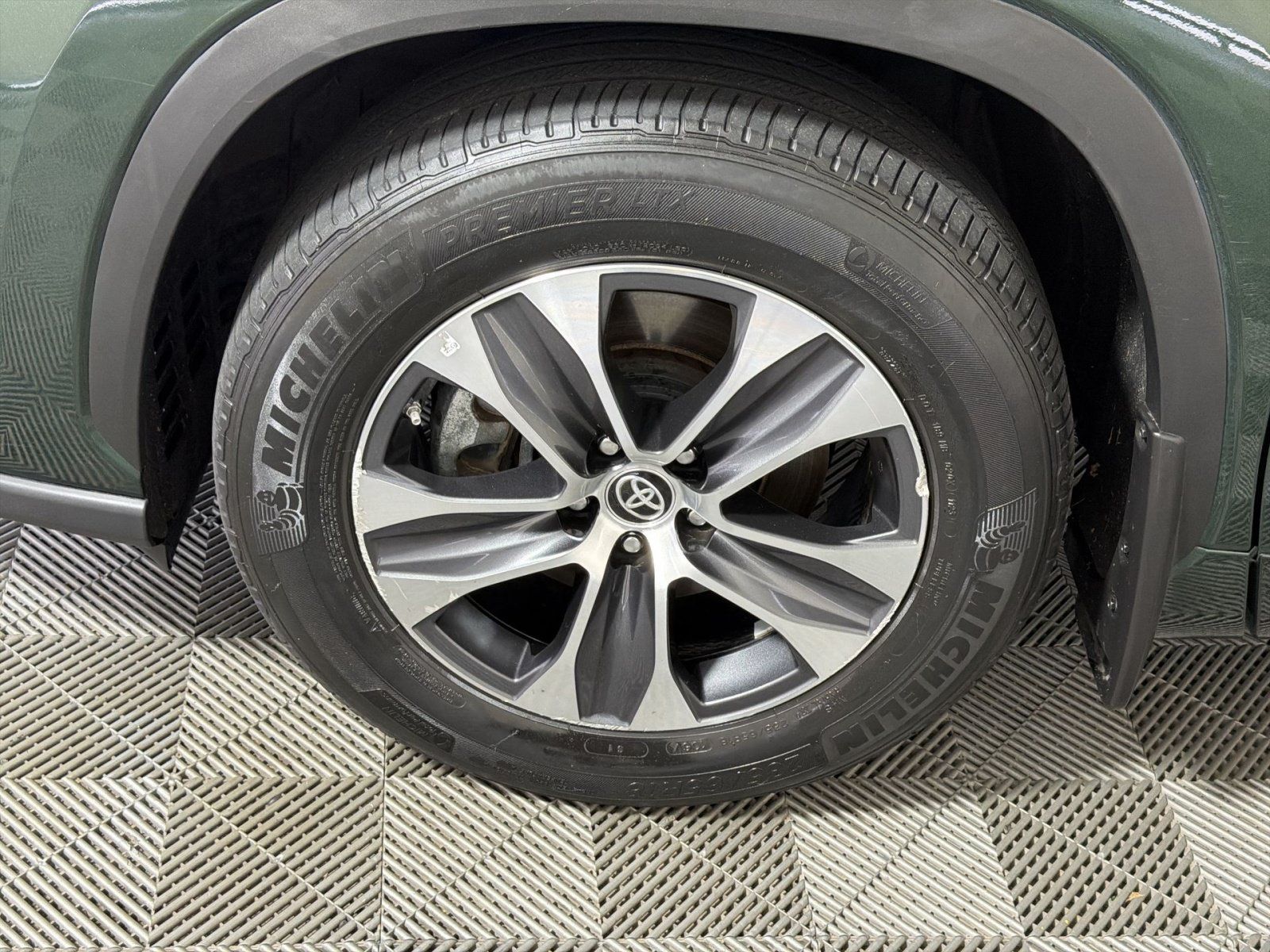 Used 2024 Toyota Highlander XLE AWD/4WD image 12