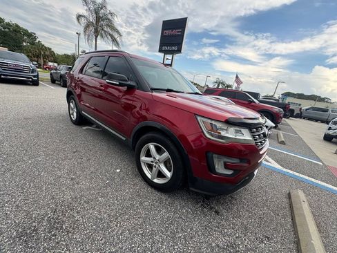 Used 2017 Ford Explorer XLT FWD image 3