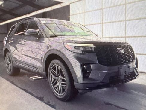Used 2025 Ford Explorer ST-Line w/ ST-Line Street Pack AWD/4WD image 3