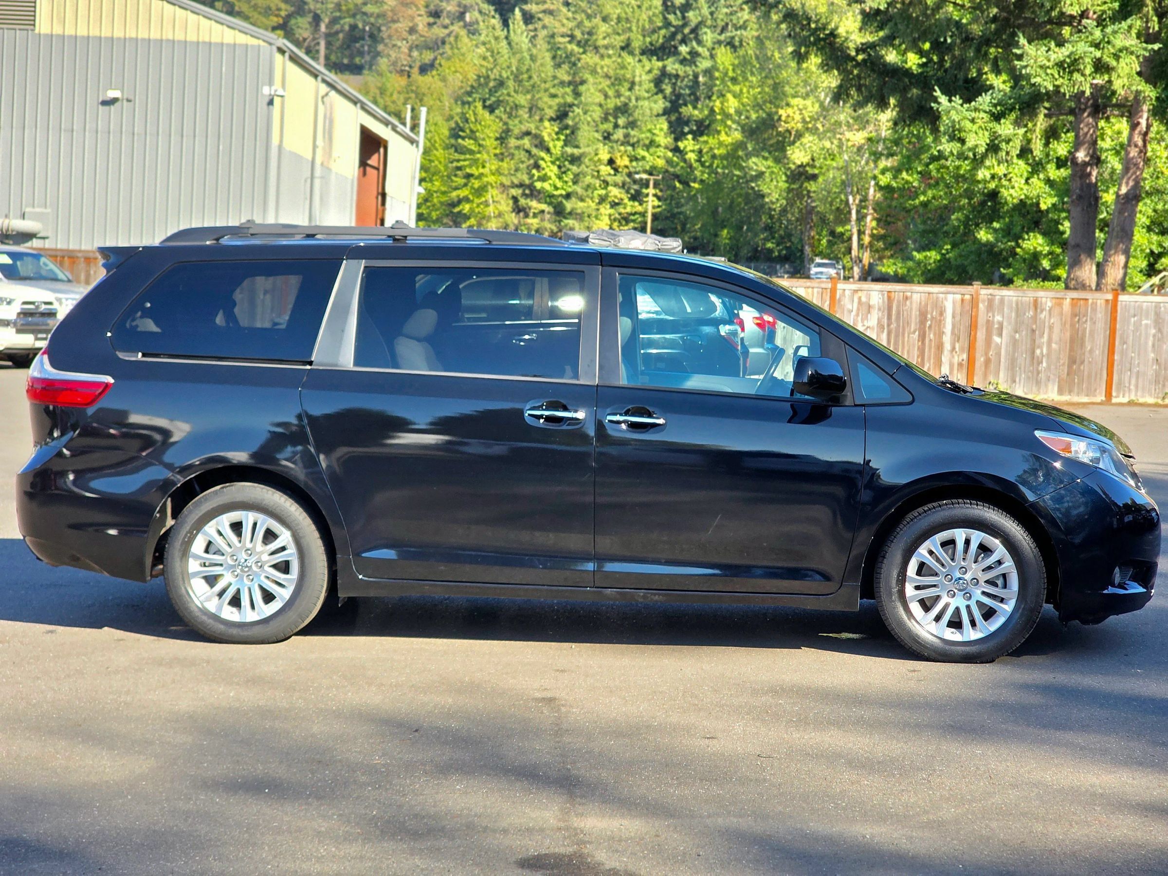 Used 2017 Toyota Sienna XLE w/ XLE Navigation Package FWD image 15
