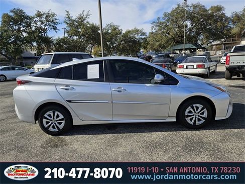 Used 2018 Toyota Prius Three image 6