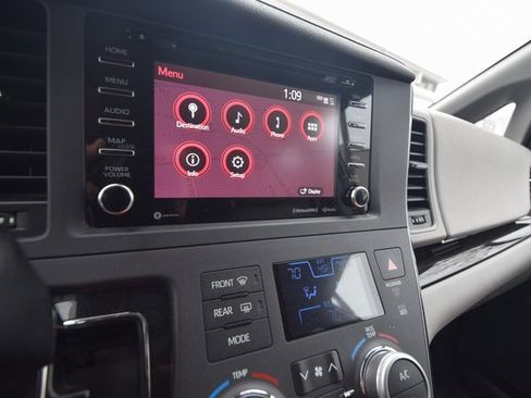 Used 2018 Toyota Sienna AWD image 16