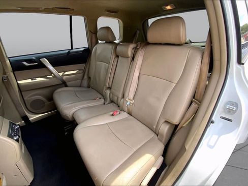 Used 2013 Toyota Highlander SE FWD image 21