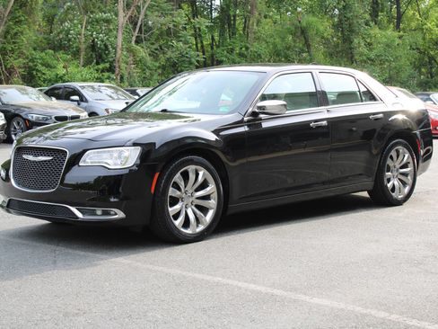 Used 2018 Chrysler 300 Limited RWD image 4