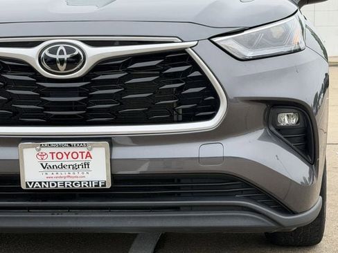 Used 2023 Toyota Highlander XLE AWD/4WD image 9