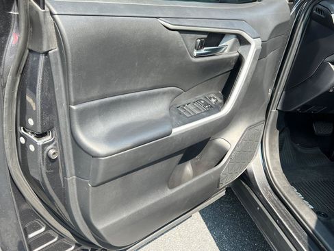 Used 2020 Toyota RAV4 XLE w/ Convenience Package FWD image 10