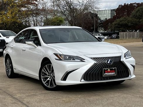 Used 2020 Lexus ES 300h w/ Premium Package image 2