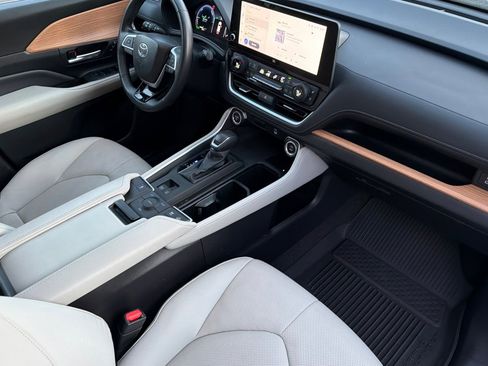 Used 2024 Toyota Grand Highlander Limited image 22