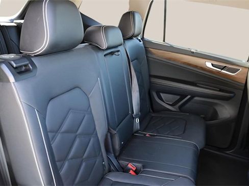 Used 2025 Volkswagen Atlas SE image 18