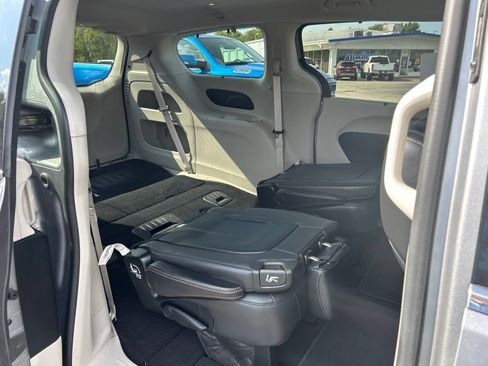 Used 2017 Chrysler Pacifica Touring-L w/ Tire & Wheel Group FWD image 48