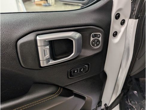 Used 2025 Jeep Wrangler Unlimited Sahara AWD/4WD image 8