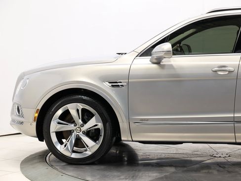 Used 2020 Bentley Bentayga Plug-In Hybrid image 7