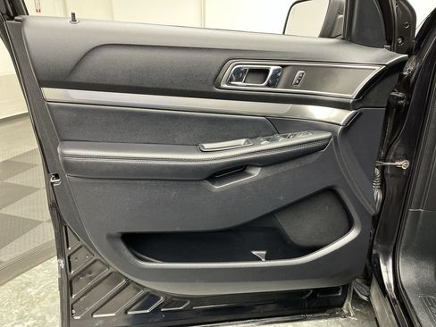 Used 2019 Ford Explorer XLT w/ Equipment Group 202A AWD/4WD image 9