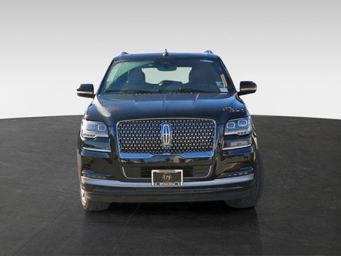 Used 2024 Lincoln Navigator Reserve image 3
