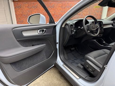 Used 2025 Volvo XC40 B5 Core image 9