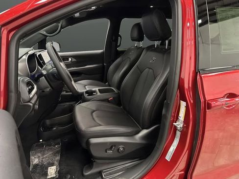 New 2026 Chrysler Pacifica Select image 4