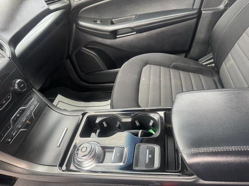 Used 2020 Ford Edge SE image 12