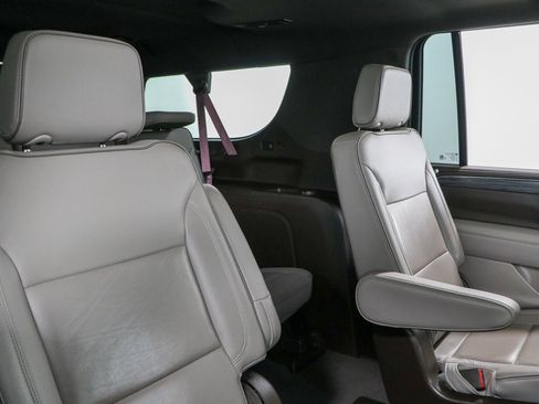 Used 2022 GMC Yukon XL SLT w/ SLT Premium Package RWD image 32