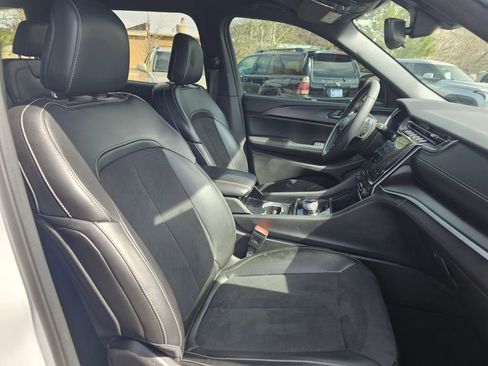 Used 2024 Jeep Grand Cherokee L Laredo image 21