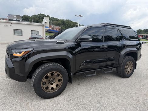 Used 2025 Toyota 4Runner Trailhunter AWD/4WD image 3