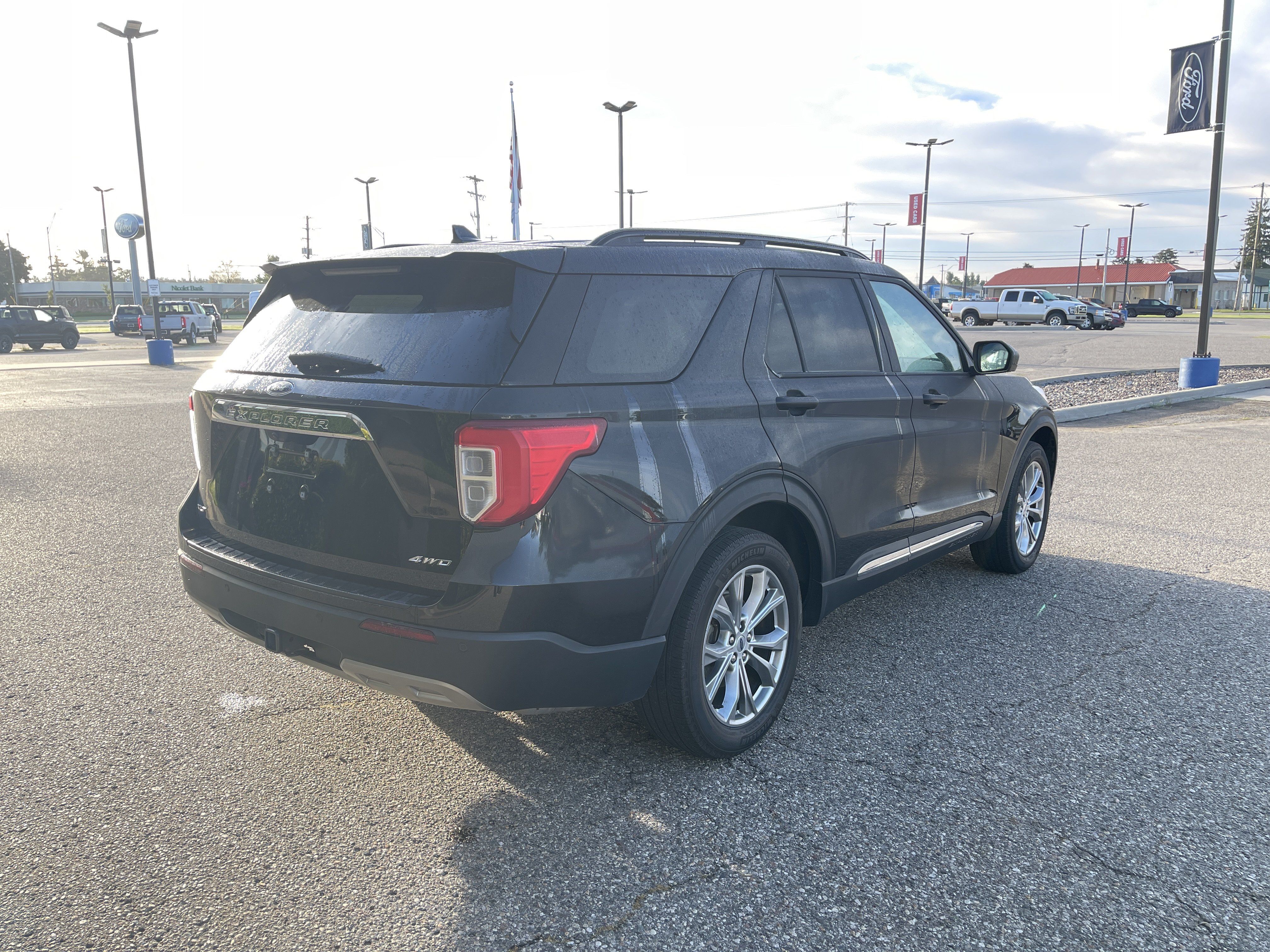 Used 2023 Ford Explorer XLT w/ Equipment Group 202A AWD/4WD image 4