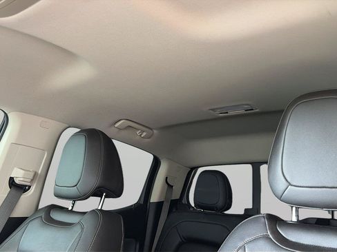 Used 2018 Chevrolet Colorado Z71 AWD/4WD image 16