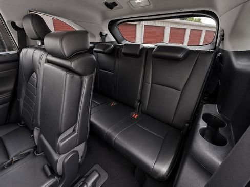 Used 2022 Toyota Highlander XLE FWD image 11
