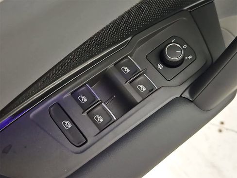 New 2026 Volkswagen Tiguan SE R-Line image 17