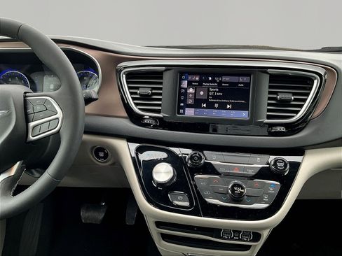 Used 2024 Chrysler Voyager LX FWD image 9