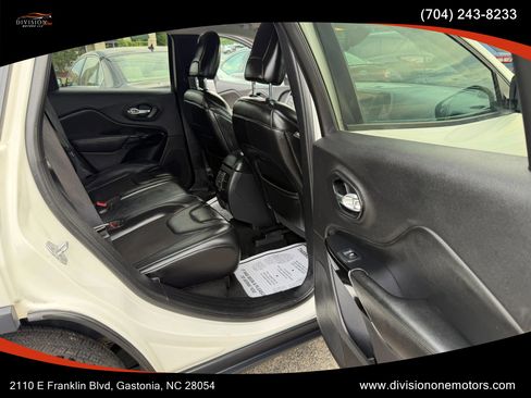 Used 2019 Jeep Cherokee Latitude Plus FWD image 14