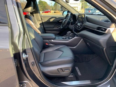 Used 2023 Toyota Highlander XSE image 19