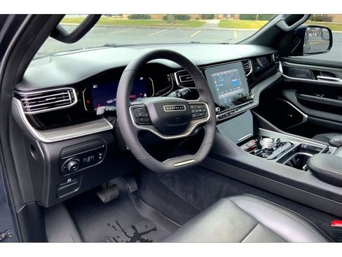 Used 2023 Jeep Wagoneer L Series III w/ Premium Group I image 15