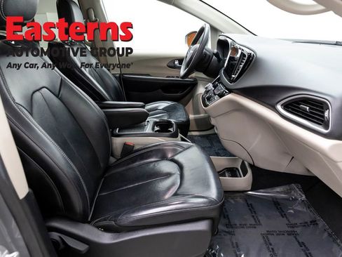 Used 2022 Chrysler Pacifica Touring-L image 25