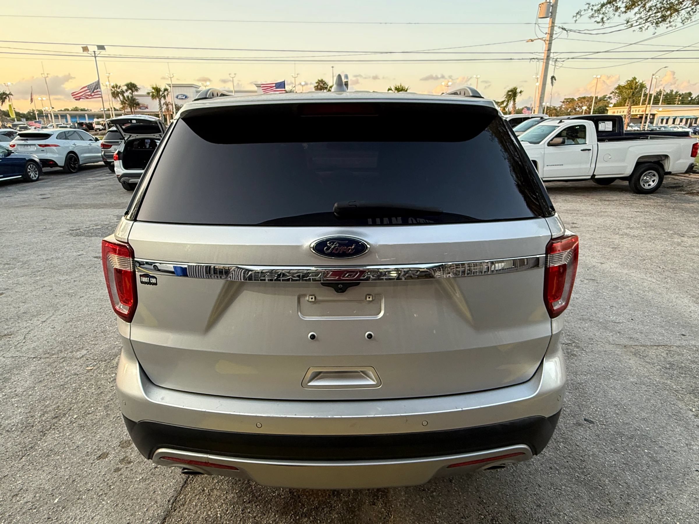 Used 2017 Ford Explorer XLT w/ Equipment Group 202A FWD image 5