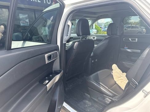 Used 2022 Ford Explorer XLT w/ Equipment Group 202A AWD/4WD image 11