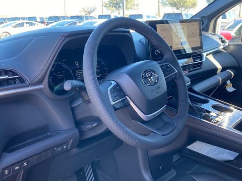 New 2026 Toyota Sienna XLE Woodland Edition AWD/4WD image 9
