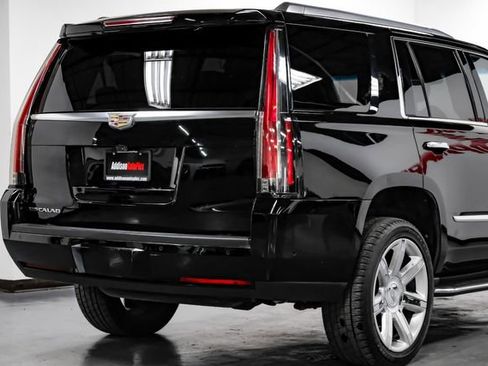 Used 2018 Cadillac Escalade Luxury image 9