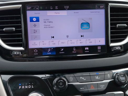 Used 2024 Chrysler Pacifica Touring-L FWD image 31