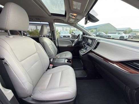 Used 2020 Toyota Sienna Limited FWD image 11