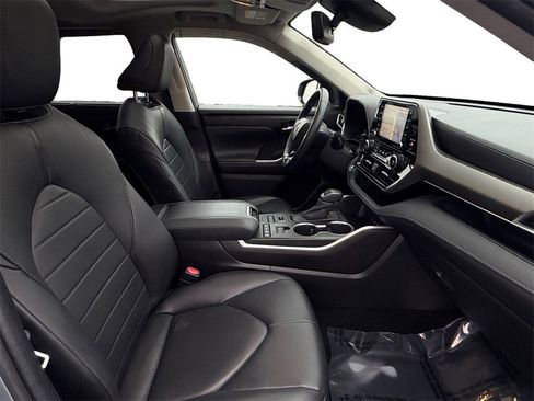 Used 2020 Toyota Highlander XLE image 17