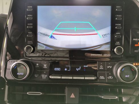 Used 2020 Toyota Highlander XLE image 21