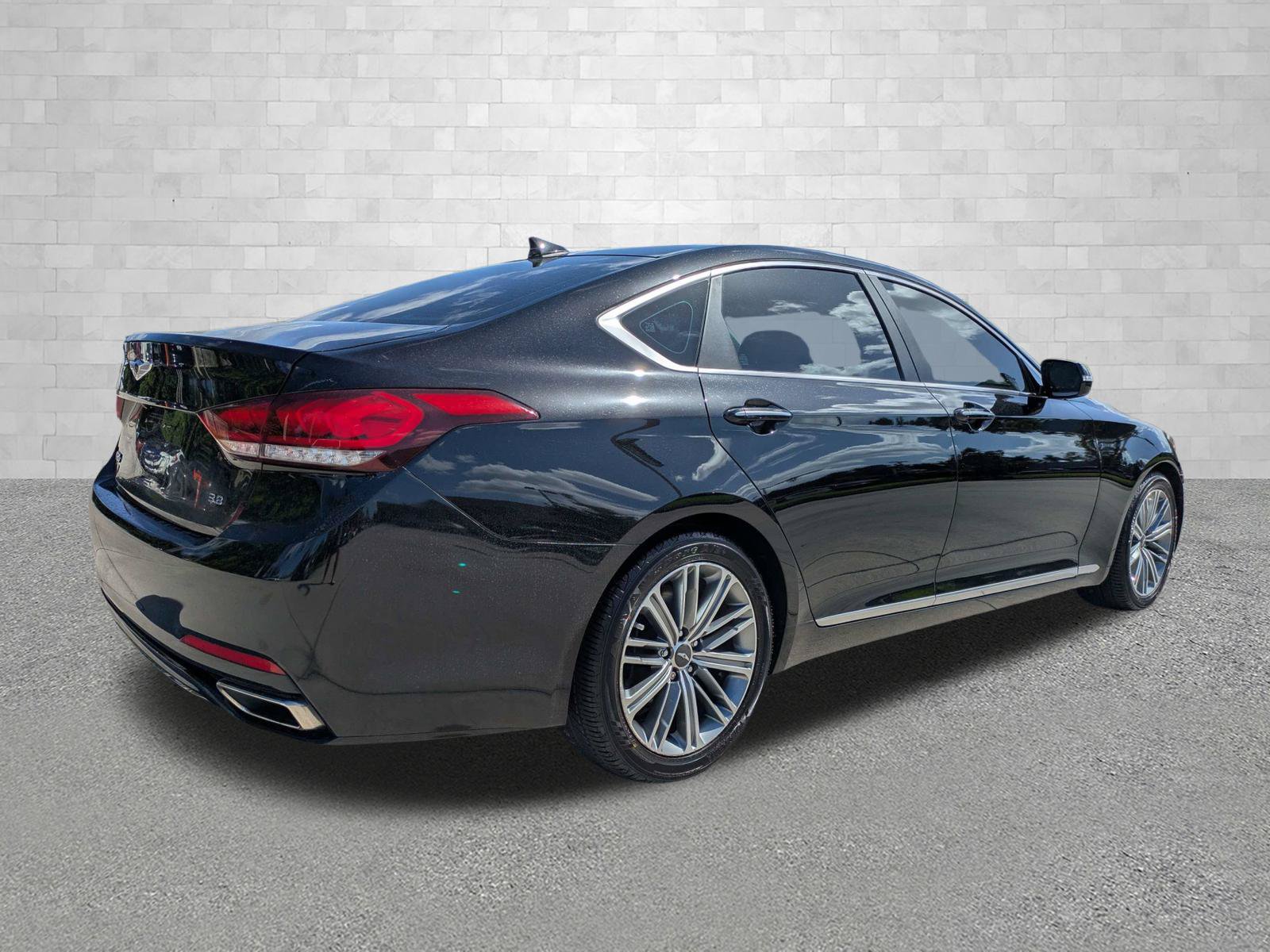 Used 2018 Genesis G80 3.8 RWD image 2