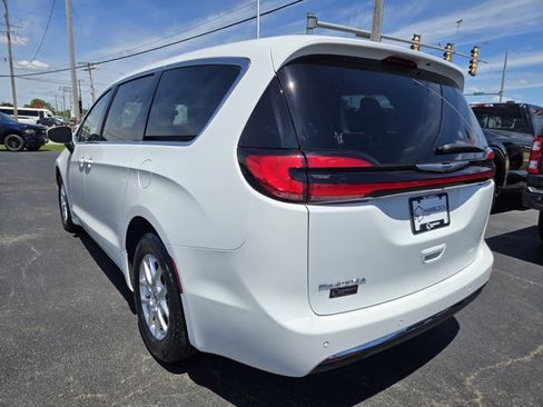 Used 2023 Chrysler Pacifica Touring-L FWD image 7