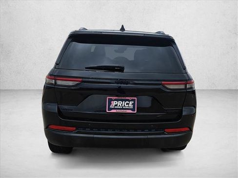 Used 2023 Jeep Grand Cherokee Limited w/ Black Appearance Package AWD/4WD image 6