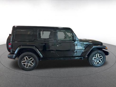 Used 2025 Jeep Wrangler Unlimited Sahara AWD/4WD image 16