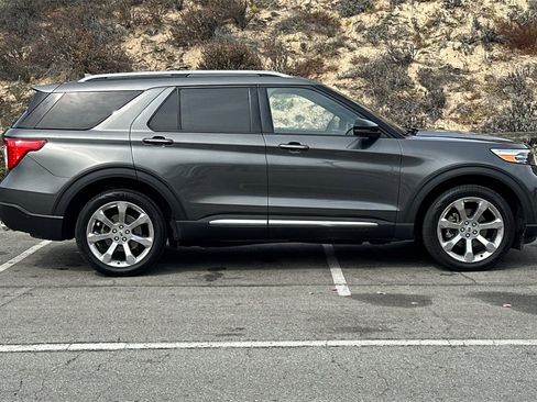 Used 2020 Ford Explorer Platinum w/ Premium Technology Package image 2